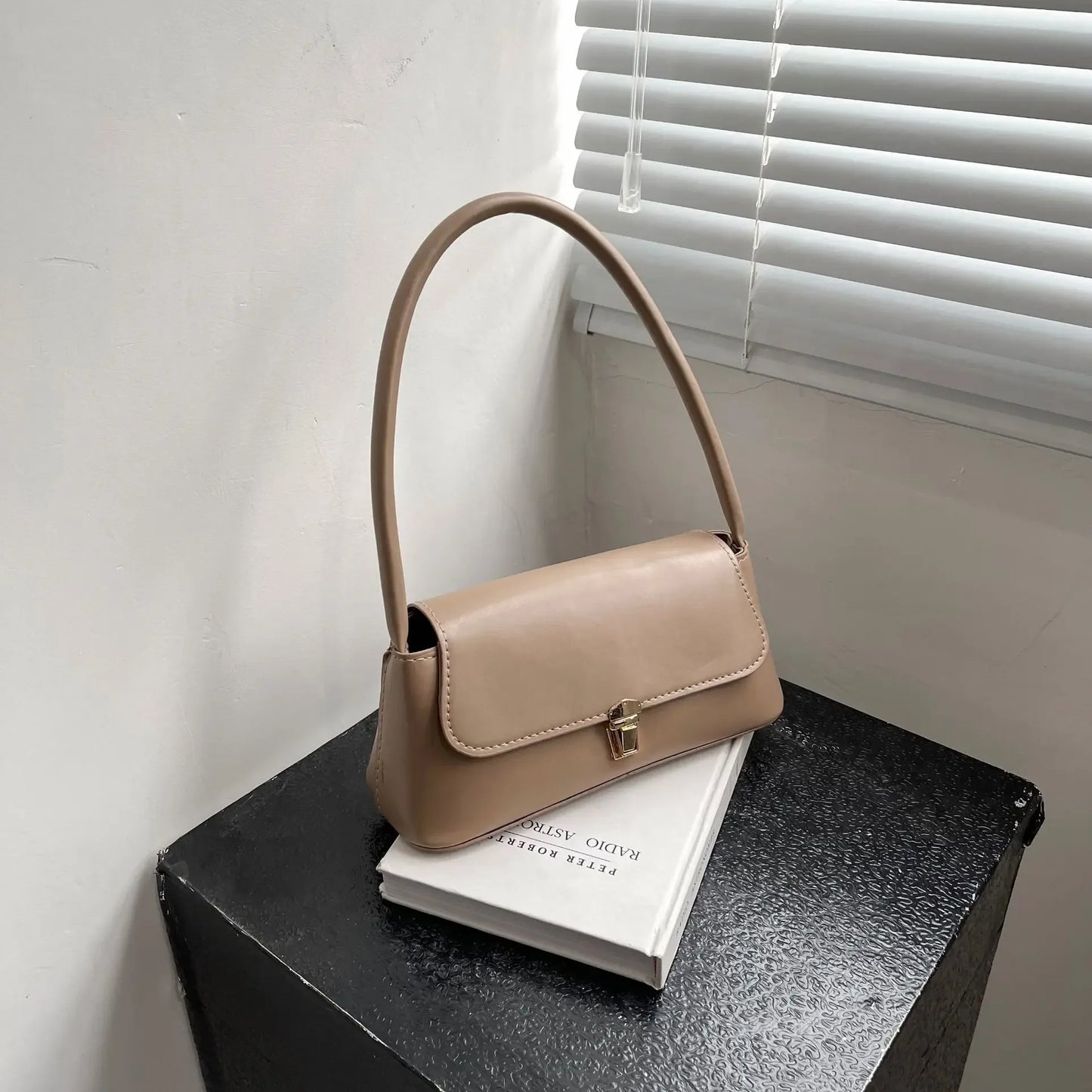 Women's Shoulder Bag Handbag Retro Baguette Bag Underarm Bag Fashion New Hand Shoulder Bag