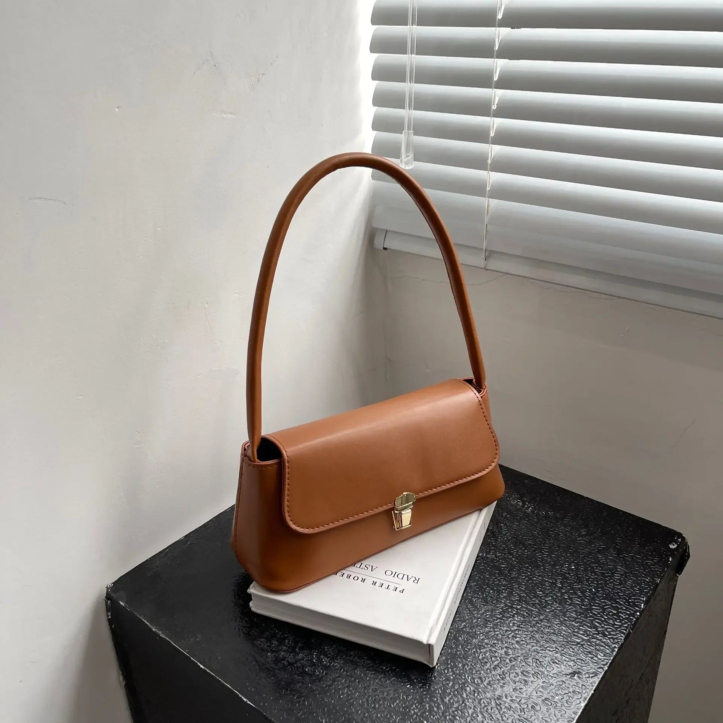 Women's Shoulder Bag Handbag Retro Baguette Bag Underarm Bag Fashion New Hand Shoulder Bag