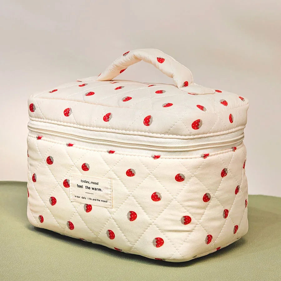 strawberry Makeup Bag Women's Cosmetic Bags Fashion Portable Cute Cosmetic Travel Storage Pouch Handbag Cotton Quilted Zipper Pu