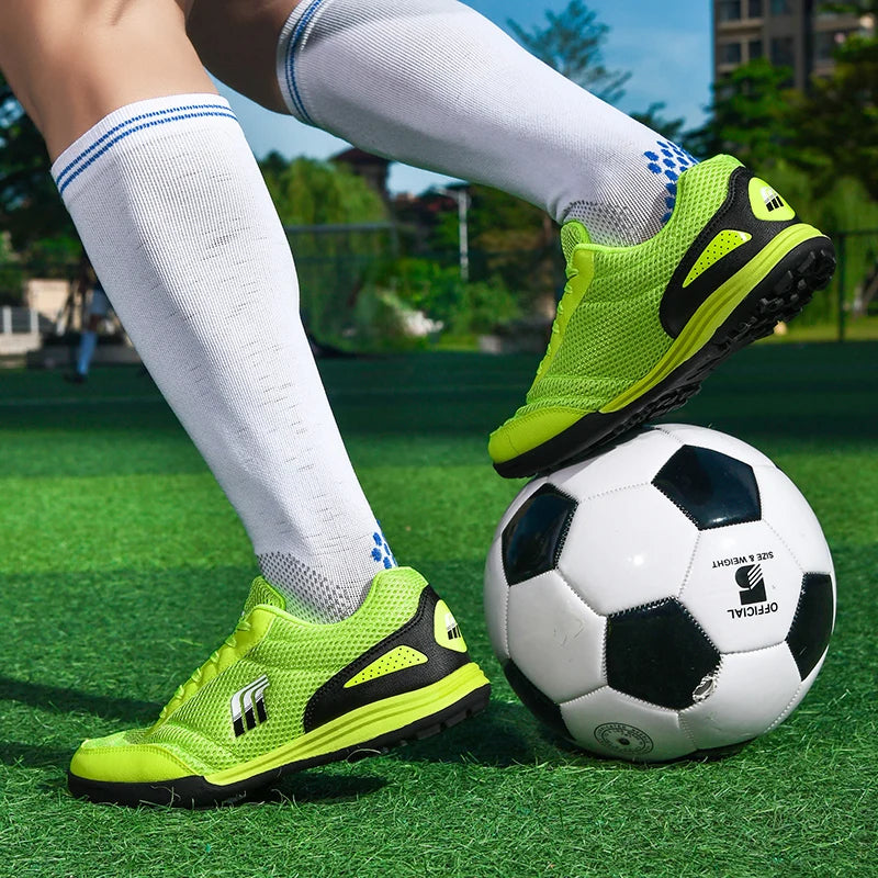 Men‘s Soccer Shoes Low Top Breathable Football Boots Non-Slip Futsal Training Sneakers Outdoor Ankle Spikeless Soccer Shoes