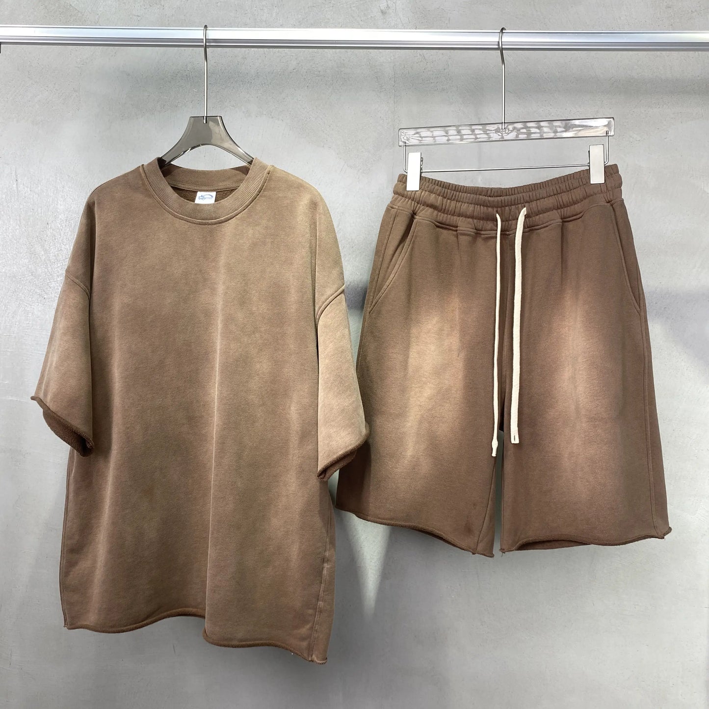 A shirt and shorts suit(You can buy them separately. Please buy both shirts and shorts for the suit)