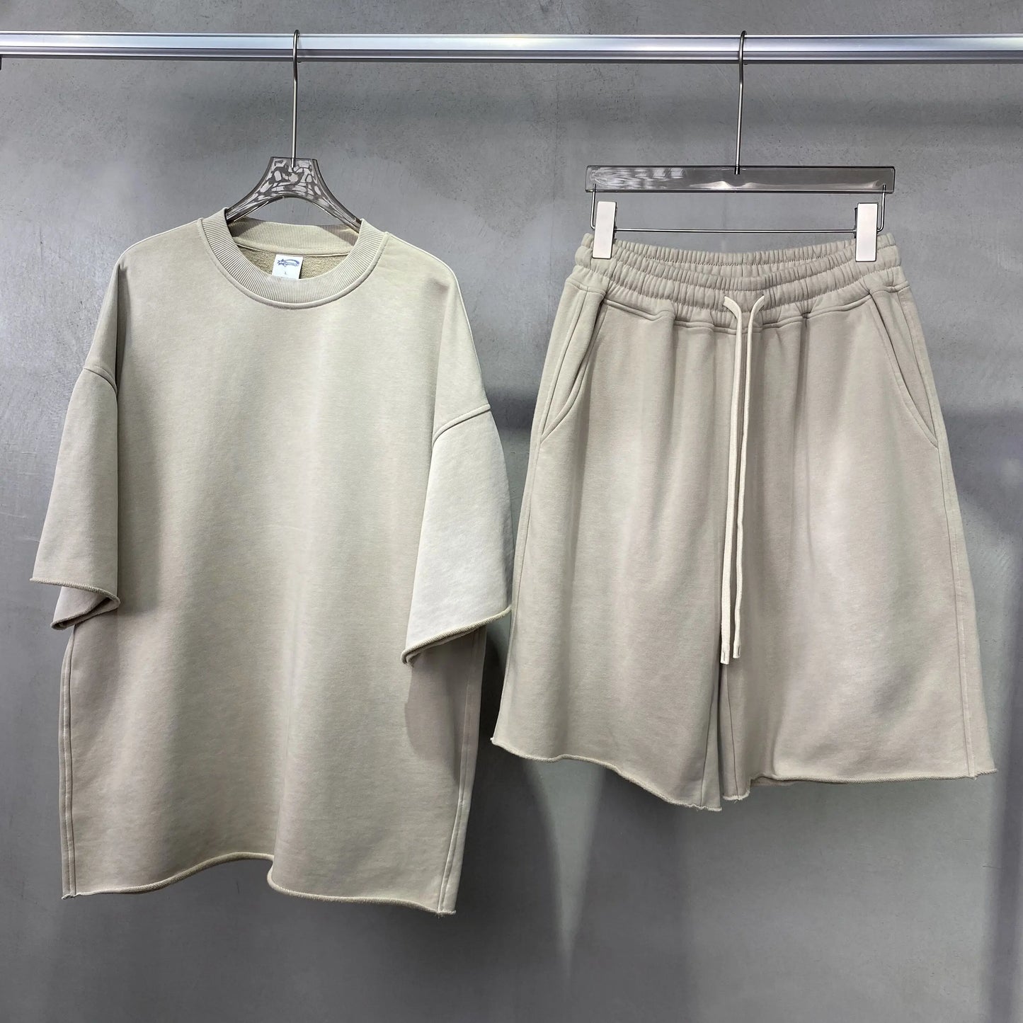 A shirt and shorts suit(You can buy them separately. Please buy both shirts and shorts for the suit)