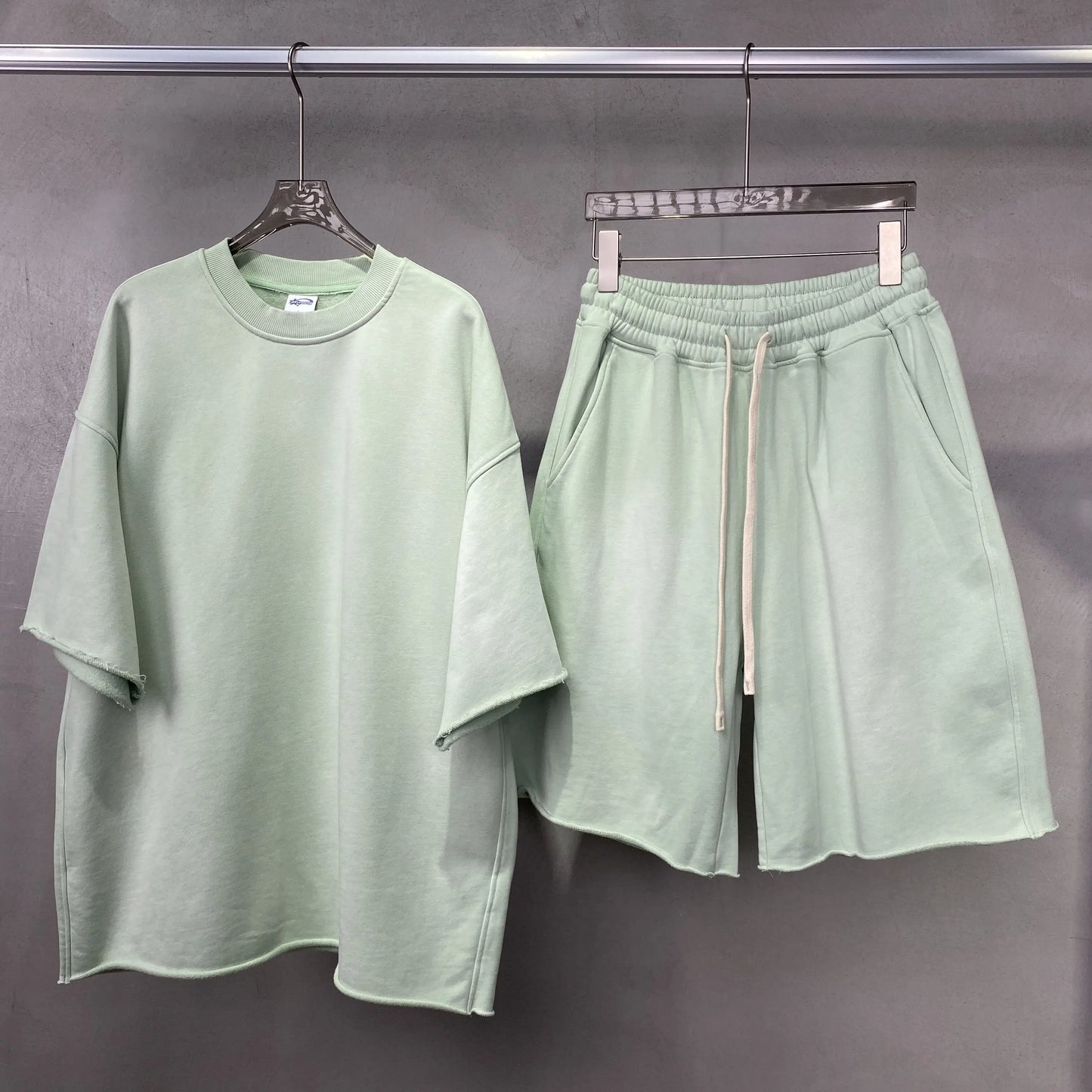 A shirt and shorts suit(You can buy them separately. Please buy both shirts and shorts for the suit)