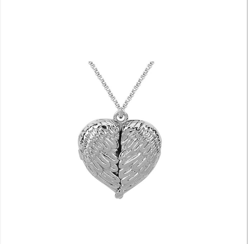 Custom heart necklace - P12 Hub Europe