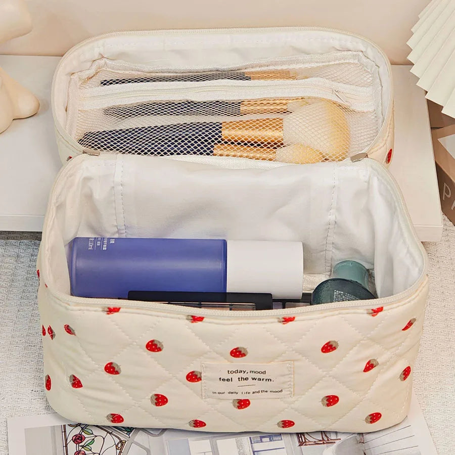 strawberry Makeup Bag Women's Cosmetic Bags Fashion Portable Cute Cosmetic Travel Storage Pouch Handbag Cotton Quilted Zipper Pu