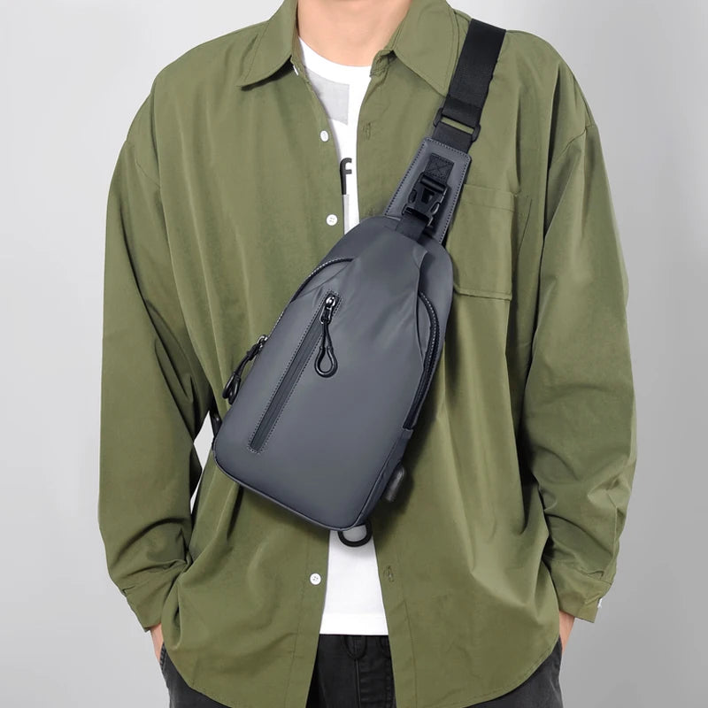 Multifunctional chest bag, men's cross bag with USB charging port and adjustable shoulder strap, suitable for daily commuting