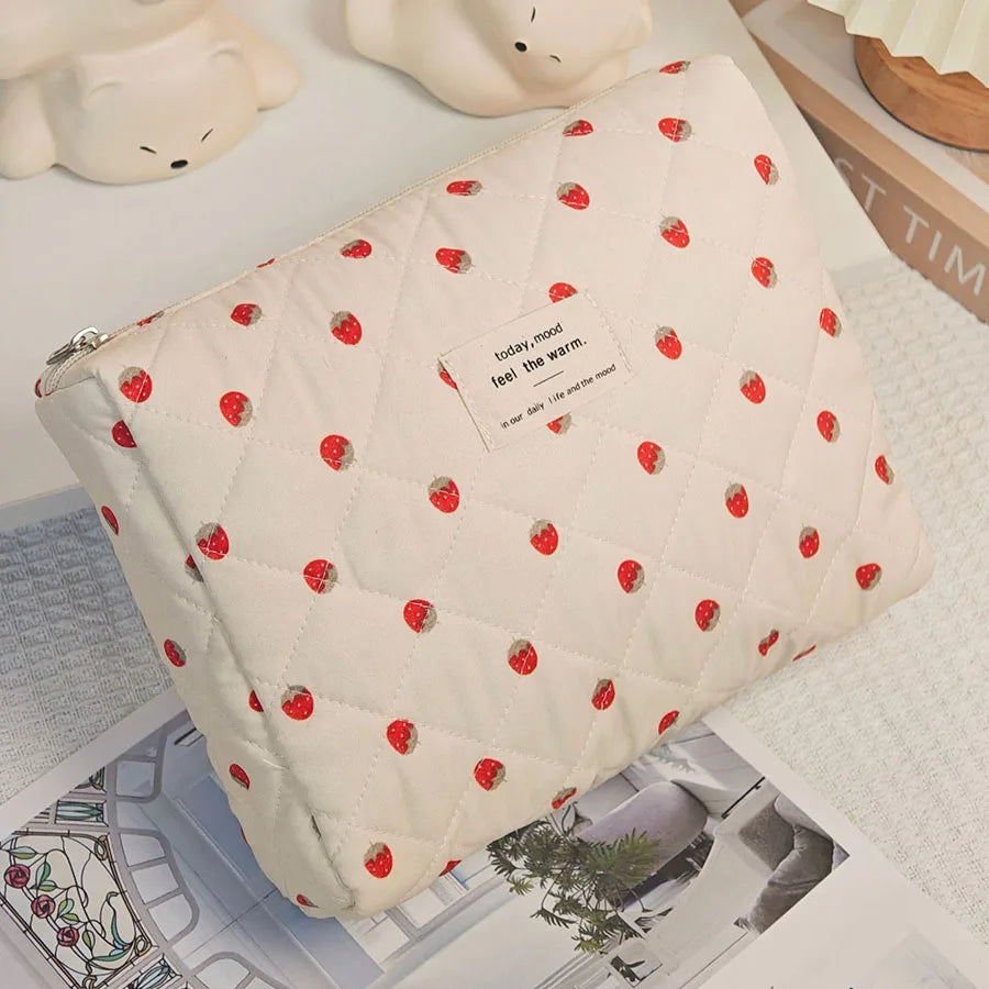 strawberry Makeup Bag Women's Cosmetic Bags Fashion Portable Cute Cosmetic Travel Storage Pouch Handbag Cotton Quilted Zipper Pu