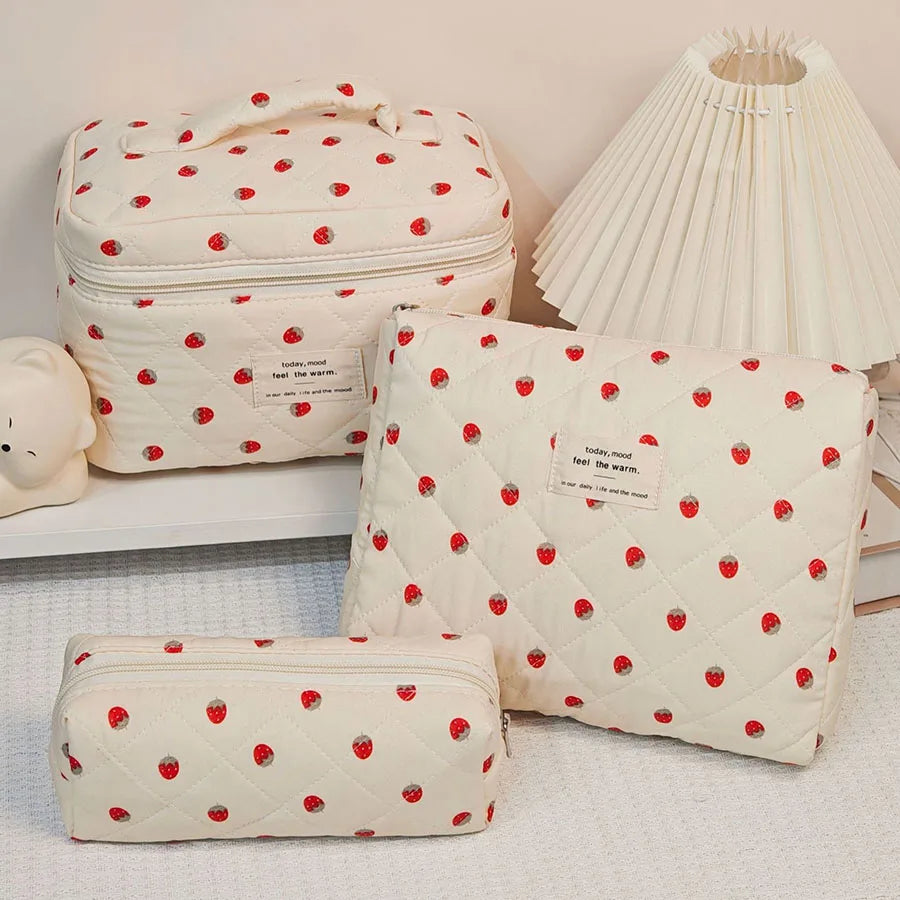 strawberry Makeup Bag Women's Cosmetic Bags Fashion Portable Cute Cosmetic Travel Storage Pouch Handbag Cotton Quilted Zipper Pu